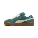 Championes urbanos Puma modelo Suede XL, color verde azulado con detalles en color arena. Confeccionados en gamuza, cuentan con cordones gruesos y suela de goma texturizada en tono marrón.