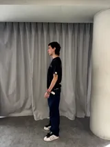 Remera de algodón color negro con estampado serigráfico en tono gris oscuro en la parte posterior. Presenta cuello reforzado, costuras reforzadas y una pequeña etiqueta decorativa en la manga.