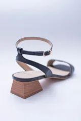 Sandalias color nude con taco de madera, capellada y forro 100% cuero.