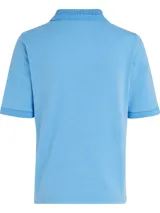 Chomba celeste de piqué de algodón con cuello ribeteado, cartera de cinco botones, logo de Tommy Hilfiger bordado en el pecho y bandera de Tommy Hilfiger bordada en la manga.