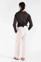 Camisa de manga larga color marrón, con cuello camisero, botones frontales nacarados y tiras cruzadas en la cintura.