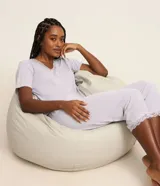 Pijama capri de microfibra color celeste, compuesto por una blusa de manga corta con escote en V y detalles de encaje, y un pantalón capri con encaje en el ruedo.