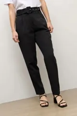 Pantalón sastrero color topo, de corte recto, con pinzas en la parte delantera y cinturón del mismo género con hebilla cuadrada.