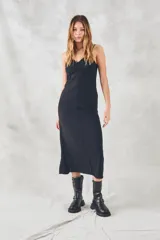 Vestido midi negro de viscosa con breteles finos y escote en V con frunce.