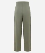 Pantalón de corte recto confeccionado en tejido de modal con mezcla de poliéster y elastano. Presenta un diseño minimalista con cintura elástica y costuras verticales que aportan estructura a la prenda.