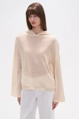 Canguro de tejido de punto calado en color crudo, con capucha, mangas largas y corte holgado.