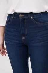 Pantalon jean de corte skinny y tiro alto, color azul clásico con costuras en tono ocre.