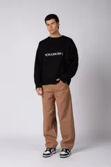 Pantalon de corte baggy con diseño amplio y relajado, confeccionado en gabardina color tostado.