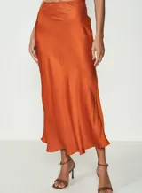 Falda midi color naranja, de satén, con corte al bies.