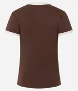 Blusa estilo baby tee color marrón, con cuello redondo y bordes de las mangas en color crema contrastante. Presenta un corte ajustado y manga corta.