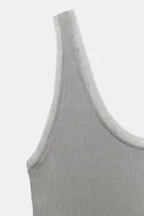 Camiseta de tirantes anchos confeccionada en algodón con textura acanalada. Presenta escote redondo con detalle de aplicación de tejido tipo tul a tono y bajo recto.