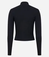 Polera color camel de punto acanalado, con cuello alto y mangas largas.