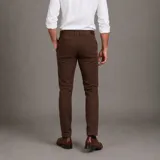 Pantalón de gabardina azul marino, diseño chino sport de corte recto, con bolsillos laterales y traseros, cierre frontal con botón y cremallera.