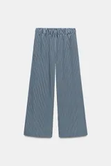 Pantalón de tiro medio con pierna ancha y cintura elástica, confeccionado en mezcla de viscosa con diseño de rayas verticales.