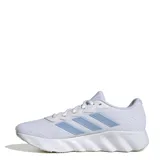 Championes de running Adidas modelo Switch Move, color blanco con detalles en celeste pastel. Presentan capellada de malla técnica transpirable, entresuela de EVA para amortiguación y suela Adiwear de alta resistencia.