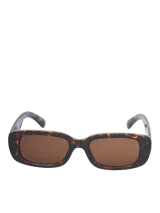 Lentes de sol con armazón rectangular de policarbonato con estampado carey y cristales oscuros.