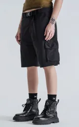 Bermuda cargo negra de corte recto, con bolsillos laterales y bolsillos cargo con solapa en los muslos. Incluye un cinturón de cinta ajustable con hebilla de plástico negra.