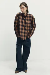 Jeans de tiro alto con diseño de pierna ancha y cinco bolsillos. Presenta cierre frontal con cremallera y botón metálico.