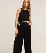 Mono largo de viscosa color negro, con breteles anchos, cuello redondo, cierre por gota y cremallera invisible en la espalda, bolsillos delanteros y pinzas.