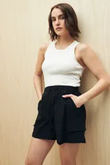 Short negro estilo cargo con cintura elastizada y cordón ajustable. Presenta bolsillos laterales con tapa y calce relajado.