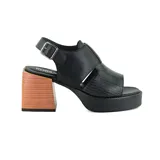 Sandalia de cuero sintético negra con plataforma y taco cuadrado de madera.