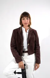 Blazer cropped de gamuza color chocolate, con solapas clásicas, cierre frontal de un botón y bolsillo estilo sastrero en el pecho.