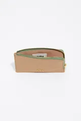 Billetera tarjetero Bimba y Lola de diseño compacto, confeccionada en nylon negro con cierre superior metálico dorado y logo de la marca estampado en el frente.