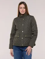 Campera capitoneada verde militar de la línea Weatherproof, con diseño a rombos, cuello alto mao, cierre frontal con cremallera y botones a presión dorados, bolsillos frontales con solapa y trabas de ajuste en la cintura.
