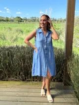 Vestido camisero color beige, sin mangas, de lino italiano con botones de nácar.