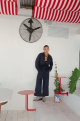 Pantalón azul de corte ancho y tiro alto.