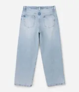 Pantalón de jean celeste claro de corte super baggy, con diseño amplio y cómodo, tiro medio, cierre frontal con botón y cremallera, y bolsillos funcionales.