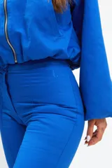 Pantalón de corte semi oxford en color azul francia, confeccionado en gabardina de algodón. Presenta un diseño con aberturas en la parte inferior de las piernas que aportan movimiento y un estilo distintivo.