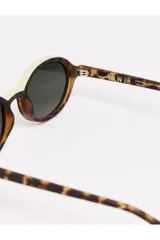 Lentes de sol Tiwi modelo Bell con armazón ovalado de acetato en color carey (tortoise) y cristales verdes degradados.
