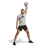 Remera gris de entrenamiento Adidas, con logo de la marca estampado en el pecho.