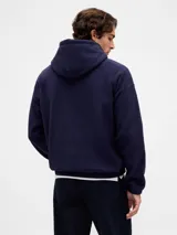 Canguro de polar rojo con capucha y cordones ajustables. Presenta el logo de la marca estampado en blanco en el centro del pecho y un bolsillo frontal tipo canguro.
