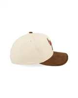 Gorro tipo gorra con visera de pana marrón y cuerpo de color beige. Presenta el logo de los Chicago Bulls bordado en el frente en tonos naranja y marrón.