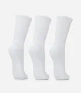 Kit de tres pares de medias deportivas de caña larga, confeccionadas en tejido de algodón suave y resistente.