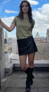 Mini falda de cuero color rojo, de corte ajustado y tiro alto.