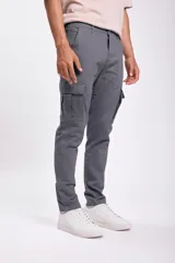 Pantalón cargo gris oscuro de corte recto, con bolsillos laterales con fuelle y bolsillos traseros con solapa.