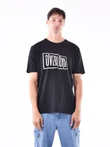 Remera negra de manga corta, corte slim, con cuello redondo y un estampado frontal minimalista en blanco que dice "OVERLORD" enmarcado en rectángulos concéntricos.