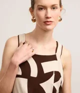 Mono largo de viscosa con estampado abstracto en blanco y negro, escote cuadrado, sisas de punto, lazo en la cintura y abertura en la espalda.