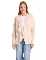 Cardigan de tejido liviano color beige, con frente abierto y cuello tipo cascada. Posee mangas largas con puños de rib y detalle de botones en la espalda.