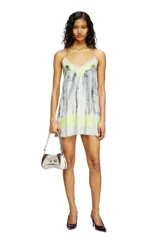 Vestido corto con estampado de otro vestido lencero, breteles finos regulables y espalda en V.