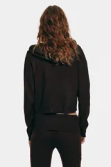 Pantalón de yoga de punto suave con diseño de piernas levemente acampanadas. Presenta una cintura estándar con elástico oculto y un panel ancho de punto acanalado doblado hacia afuera.