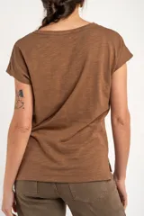 Remera marrón de algodón peinado flame, con escote en V, mangas cortas y diseño bordado de flores en tono sobre tono.