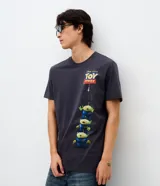 Remera de algodón con cuello redondo y manga corta, de corte holgado. Presenta un estampado frontal de los Aliens de Toy Story siendo atrapados por una garra mecánica.
