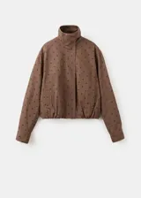 Chaqueta bomber de algodón color marrón con estampado de lunares, cuello embudo, manga larga, bolsillos laterales y cierre oculto con cremallera y botones a presión.