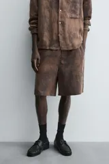 Bermuda estilo jogger de calce relajado, color marrón con efecto tie-dye. Posee cintura elástica ajustable con cordón y bolsillos delanteros y traseros de vivo.