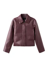 Chaqueta color bordó de poliuretano, tipo campera corta, con solapas anchas, cierre frontal con botones y bolsillos frontales con solapa.