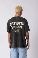 Remera gris de corte oversize con efecto acid wash y estampa pequeña en el pecho.